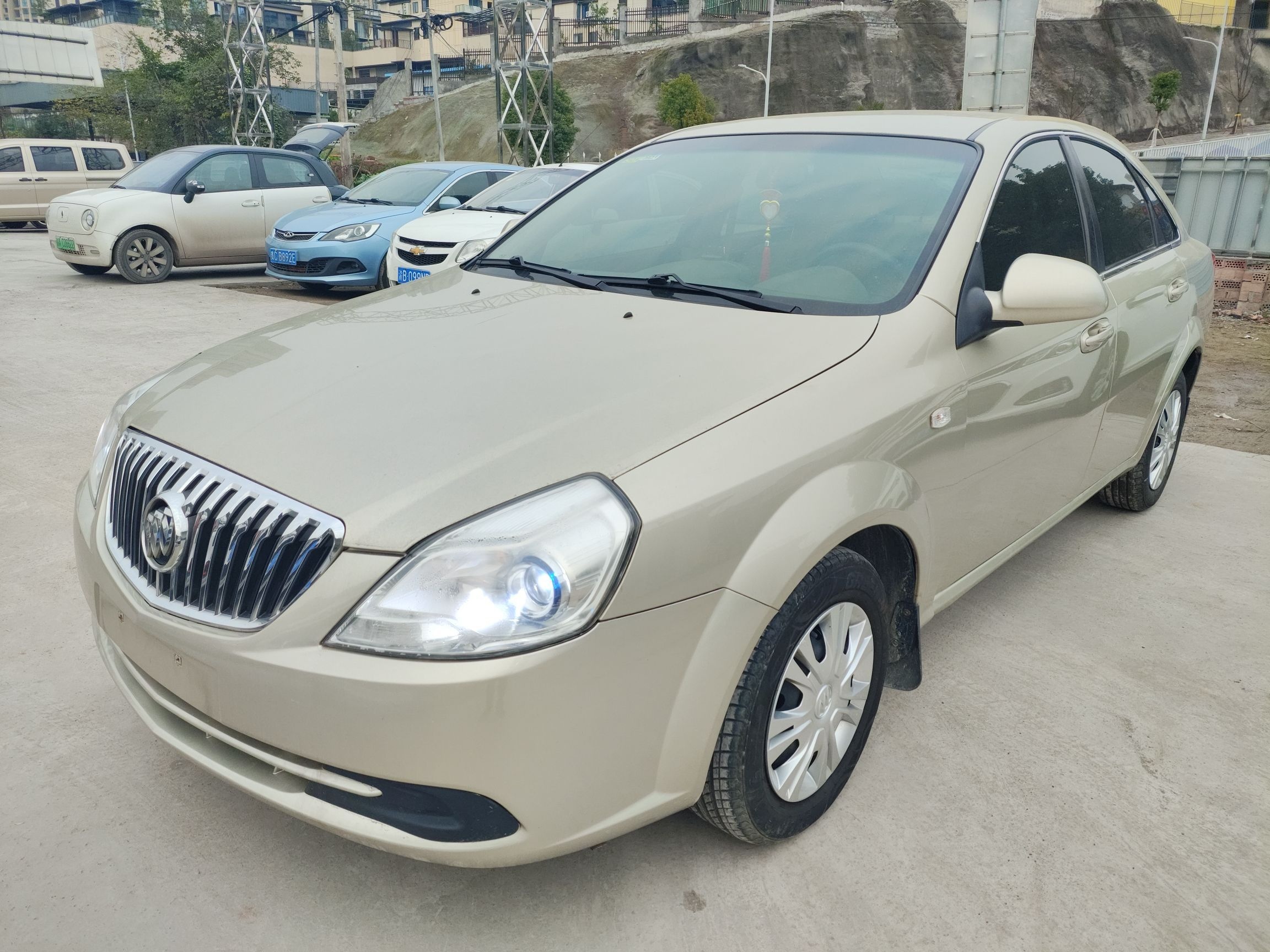 Под передней частью автомобиля