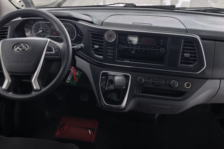 Used SAIC MAXUS Xintu V80 2023 2.0T AMT Classic Aoyuntong Short Wheelbase Ultra-Low Roof 5/6-Seater