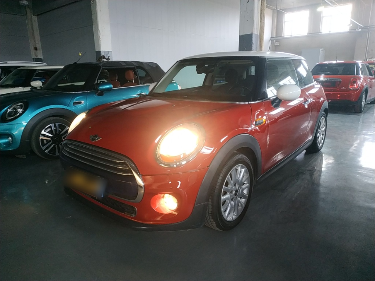 تحت مقدمة السيارة