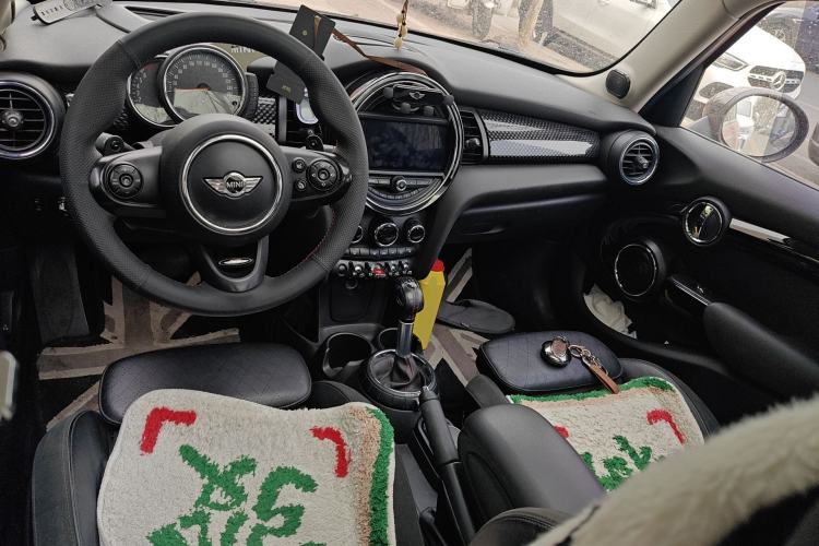 Used MINI 2016 2.0T COOPER S Pioneer Edition Five-Door Model Center Console