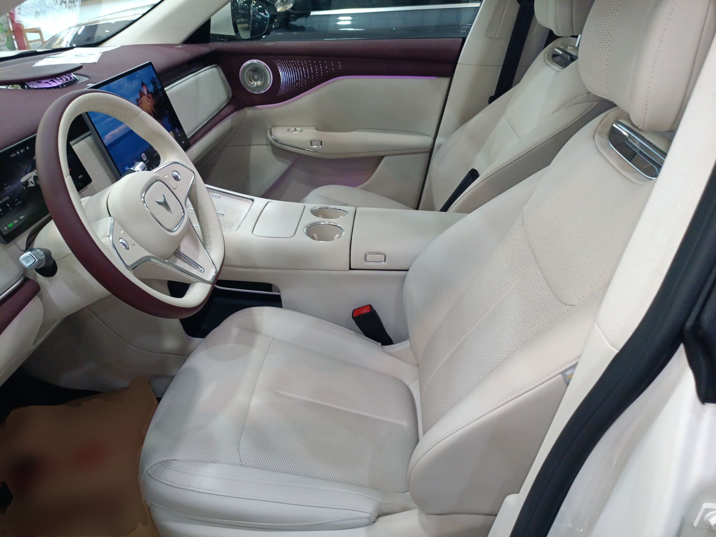 المقاعد الأمامية داخل السيارة