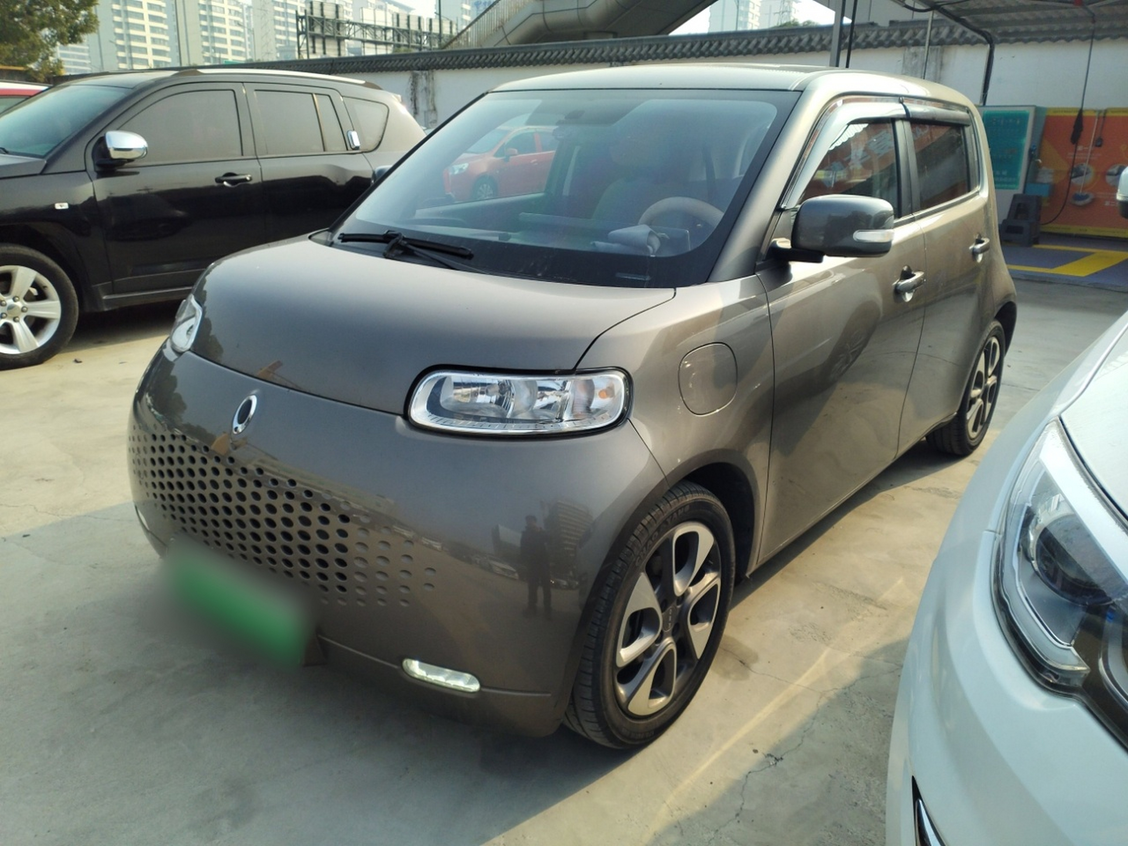 Под передней частью автомобиля