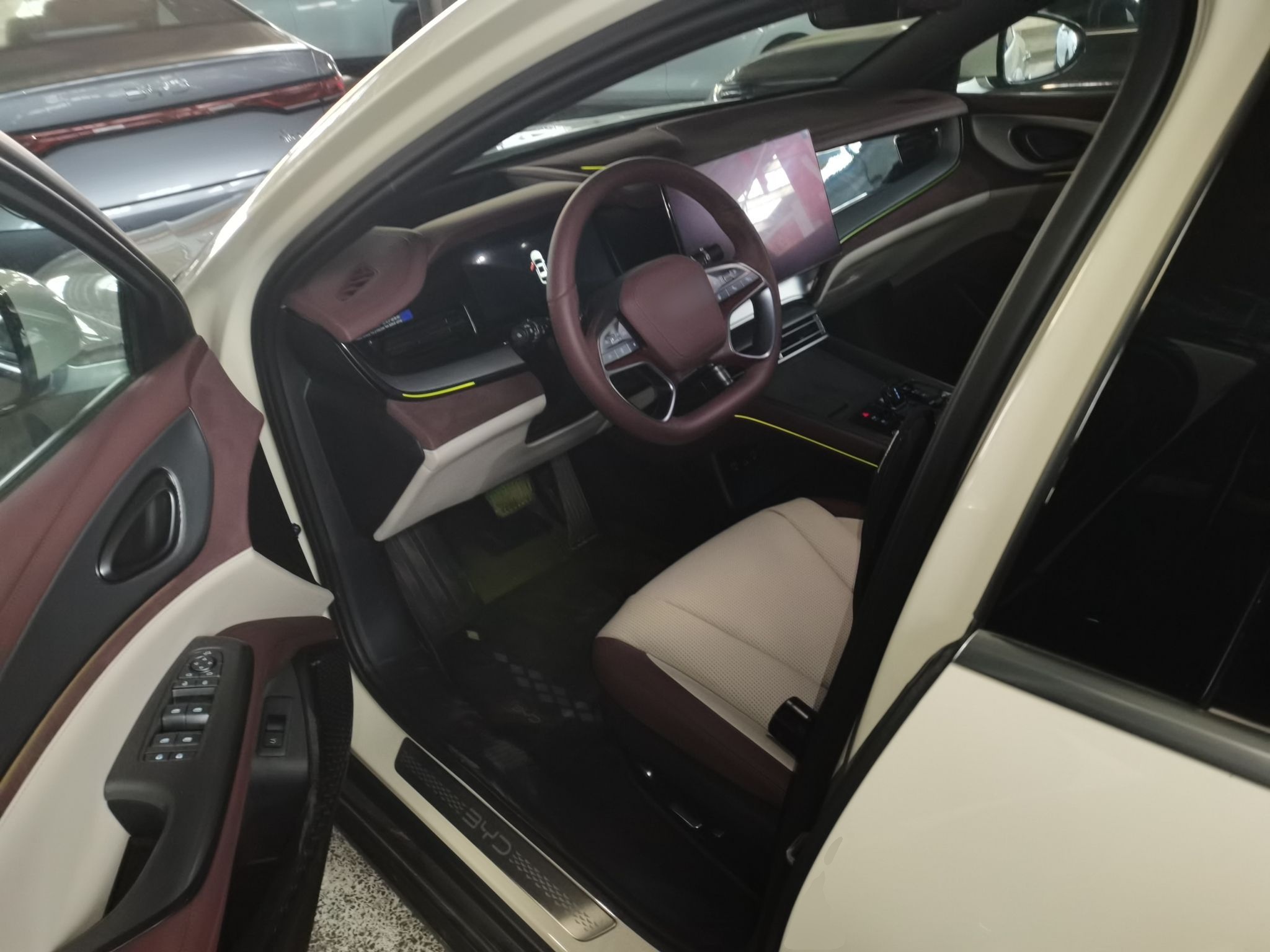 المقاعد الأمامية داخل السيارة