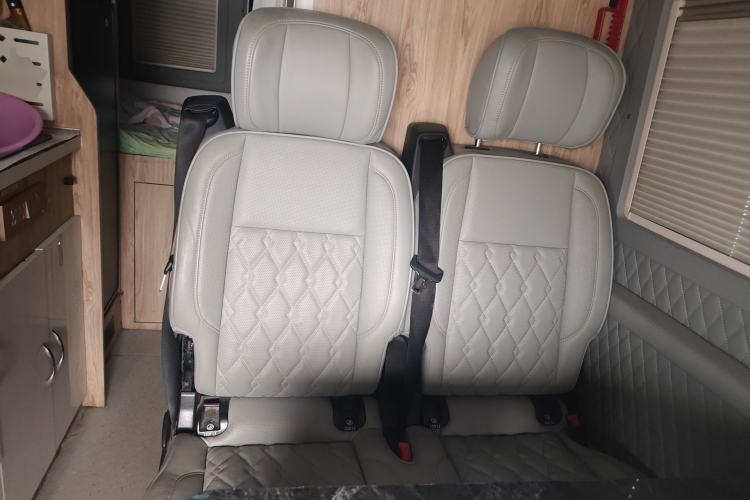 Used SAIC MAXUS V90 RV 2021 2.0T Travel Master V90 Self-Propelled Class B RV Deluxe Edition with a Horizontal Bed Left Rear Seat