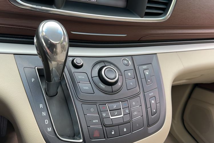 Used Buick GL8 2018 28T Luxury Model China VI Standard Gear Lever