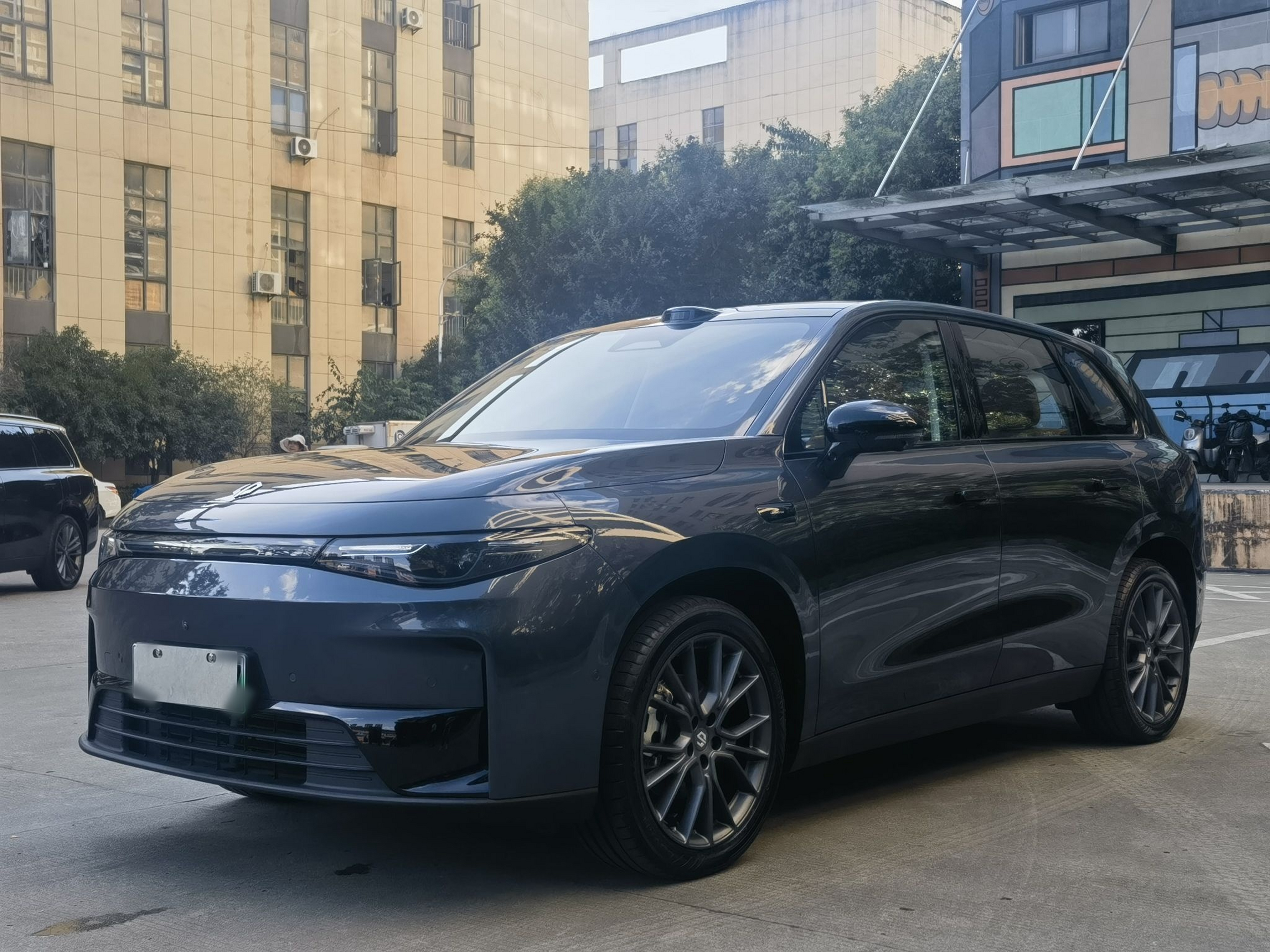 Под передней частью автомобиля