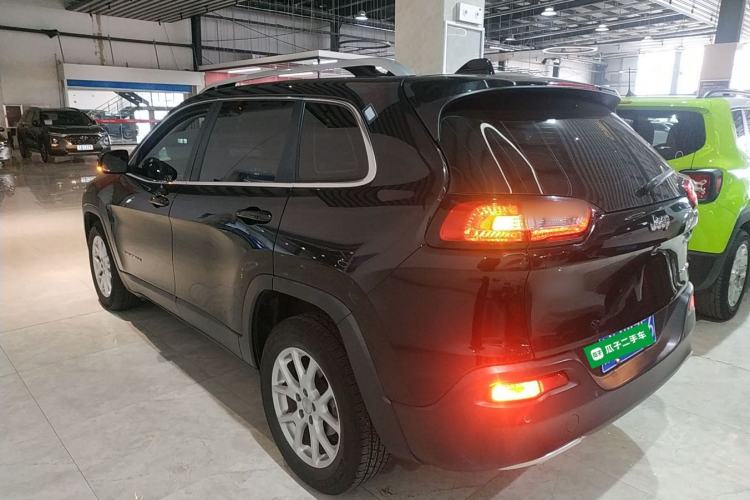 Used Jeep Cherokee 2017 2.0L Superior Edition
