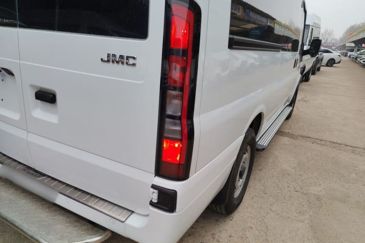 Used JMC Fushun 2025 2.0T 6MT Diesel Mid-Roof Mid-Height Commercial Multi-Purpose 7-Seater Passenger Vehicle
