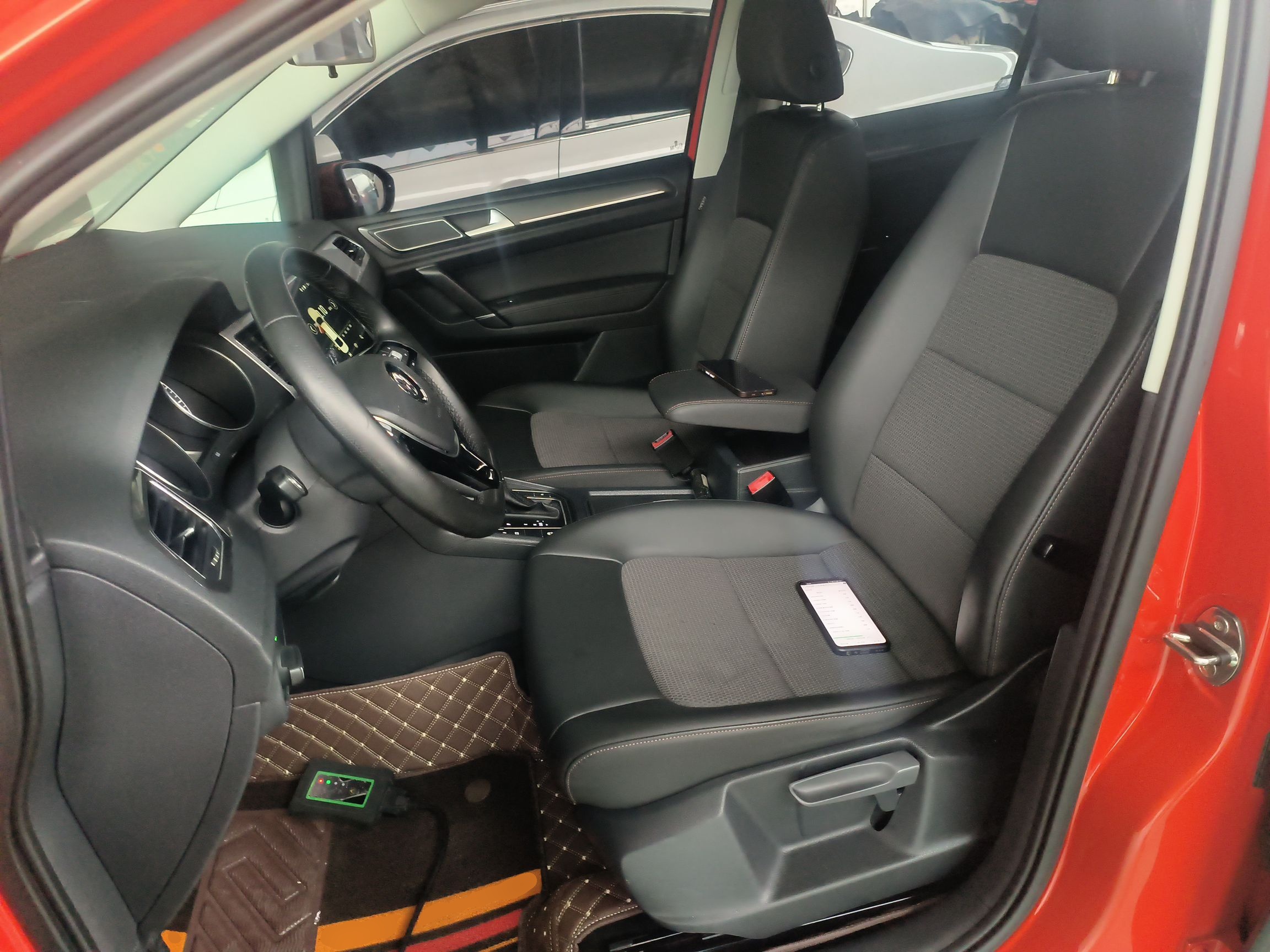 المقاعد الأمامية داخل السيارة