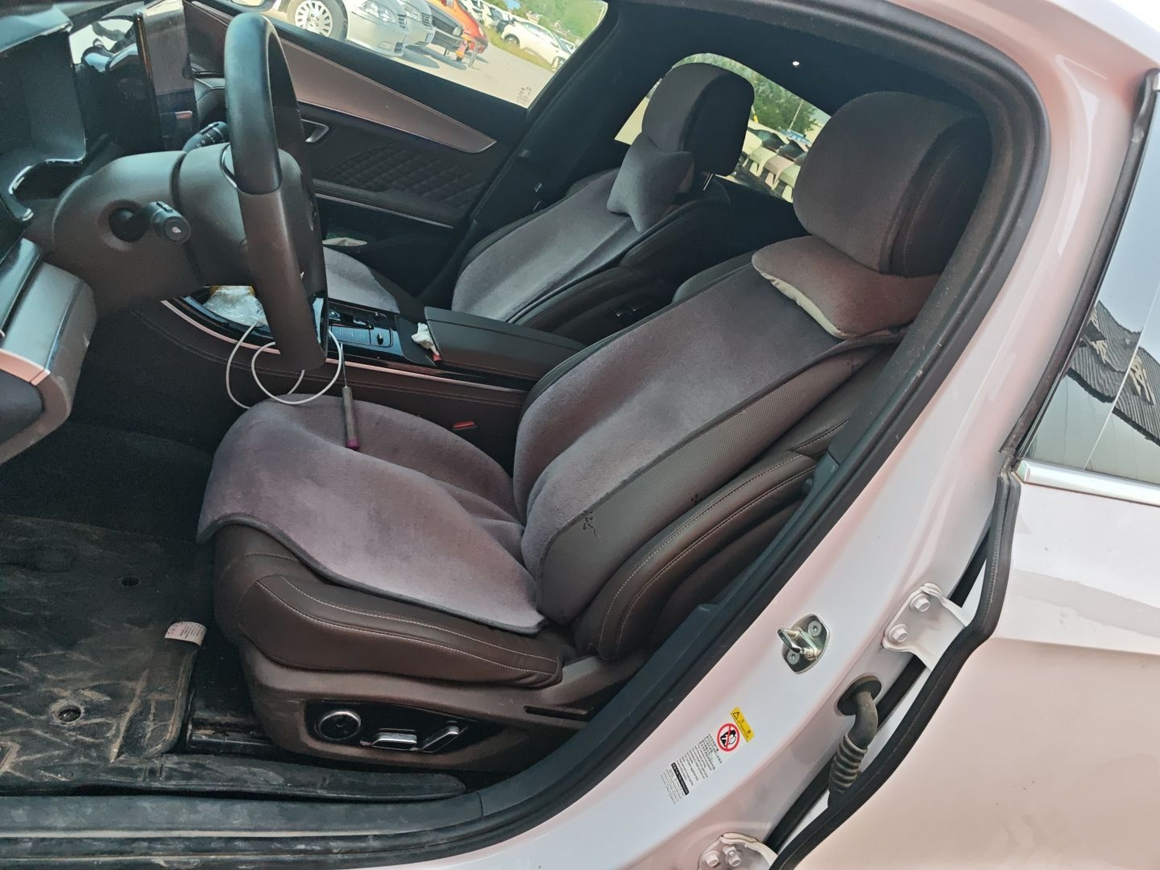 المقاعد الأمامية داخل السيارة