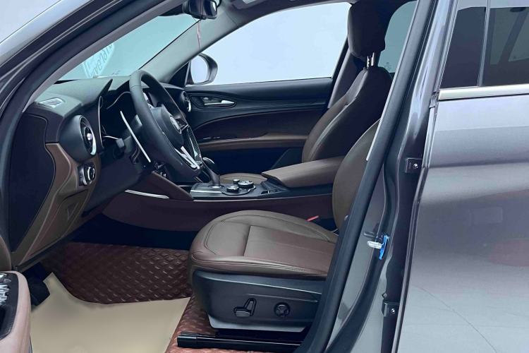 Used Alfa Romeo Stelvio 2017 2.0T 200HP Luxury Edition Interior 1