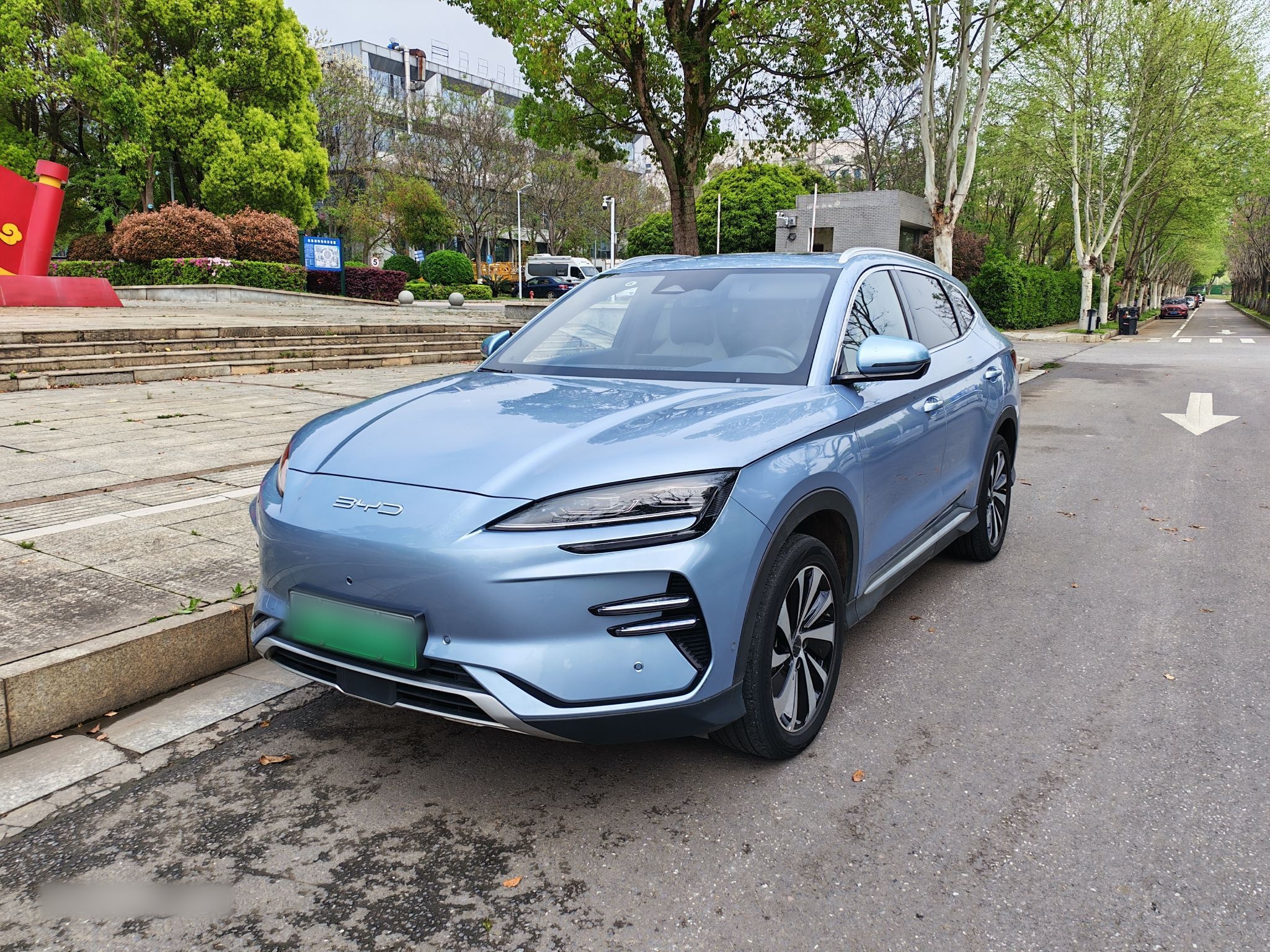Под передней частью автомобиля