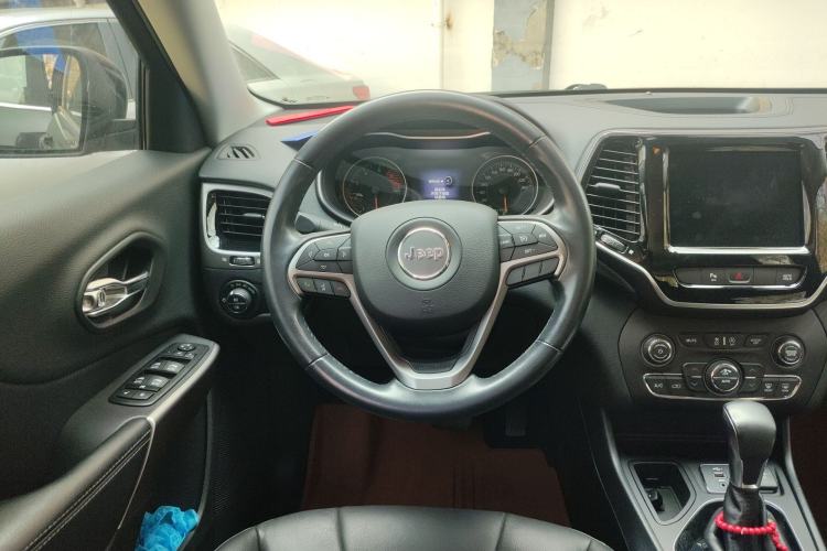 Used Jeep Cherokee 2019 2.0T Two-Wheel Drive Smart Enjoyment Version China VI
