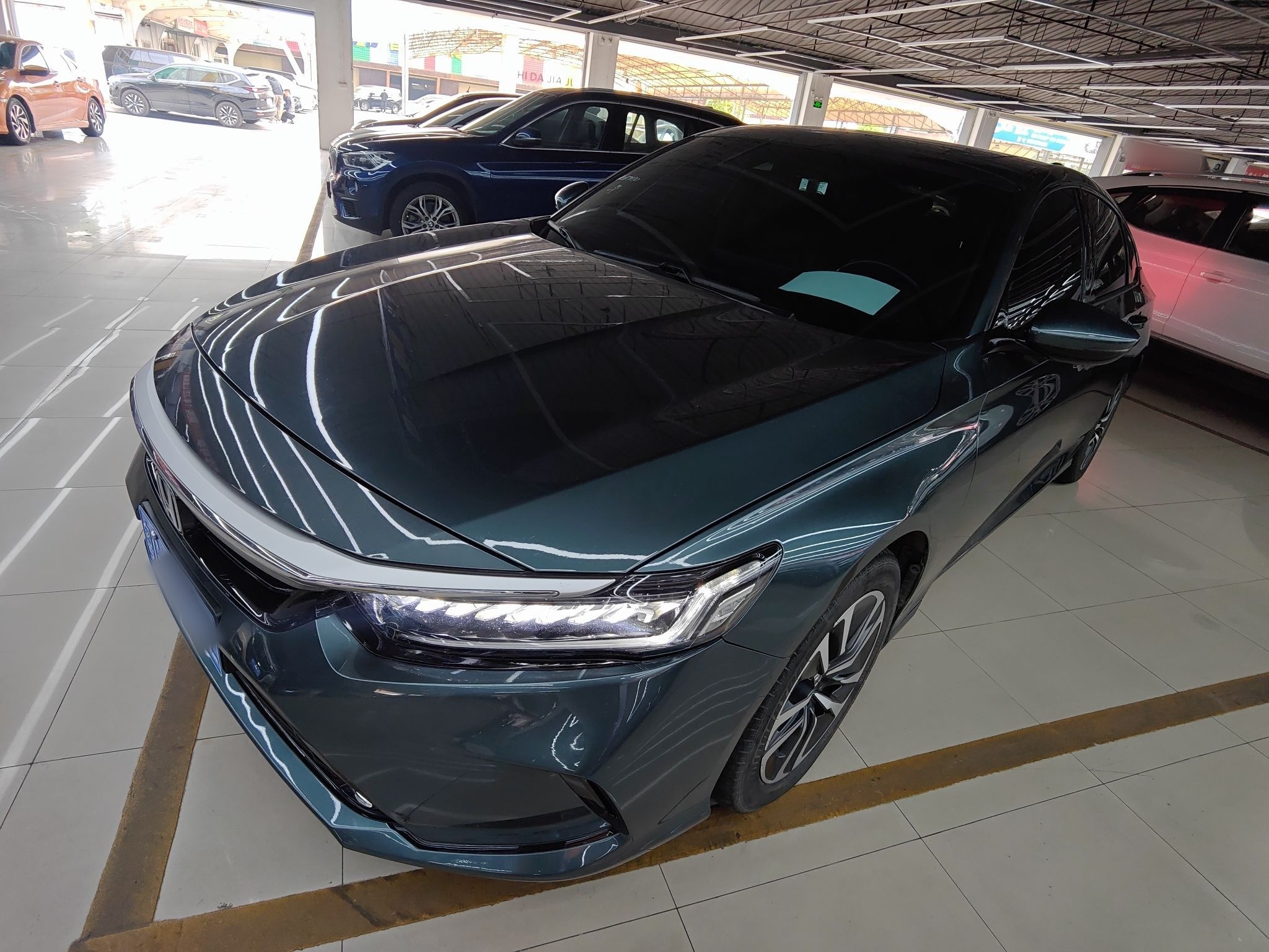 Под передней частью автомобиля