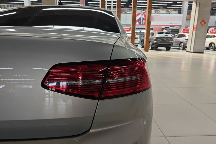 Used Volkswagen Magotan 2018 330TSI DSG Luxury Model Right Rear Taillight