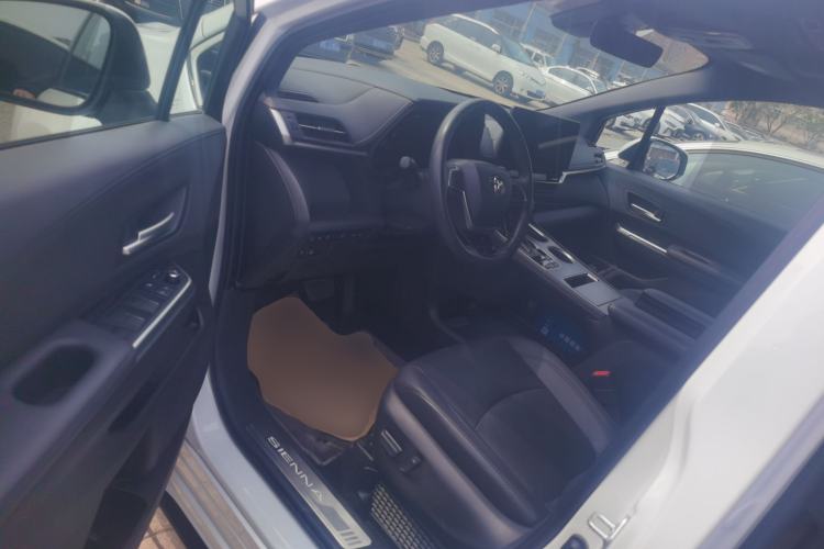 Used Toyota SIENNA 2023 2.5L Hybrid Deluxe Edition