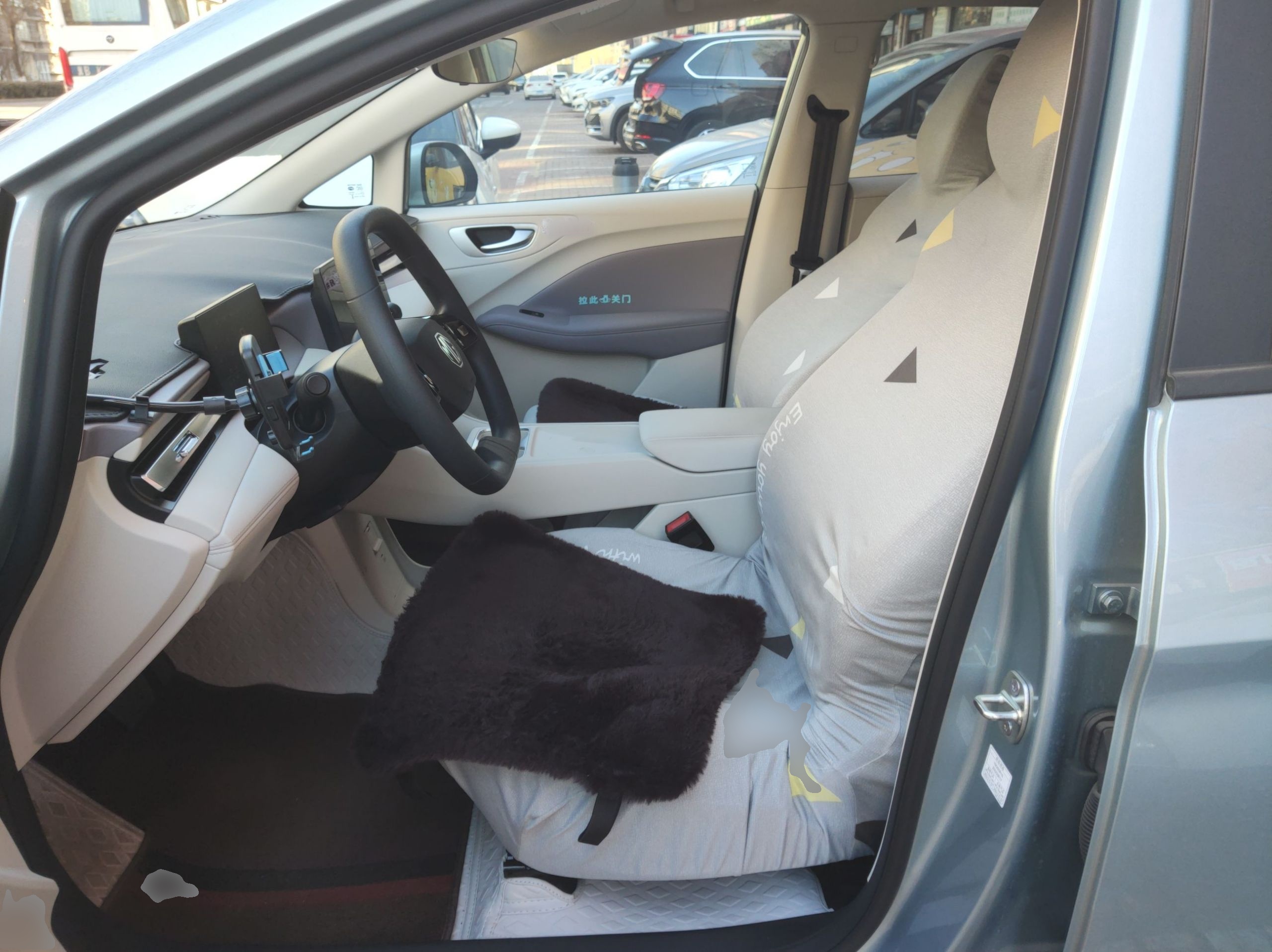 المقاعد الأمامية داخل السيارة