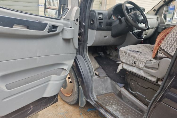 Used Dongfeng Yufeng 2020 2.3T Economy Standard Edition Logistics Vehicle Short Wheelbase Mid-Roof Design 5-9 Seats WP2.3 Driver Seat