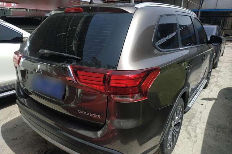 Used Mitsubishi Outlander 2018 2.0L Two-Wheel Drive Glory Edition 5 Seats Rear Right 45 Deg