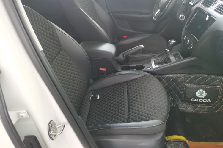 Used Skoda Octavia 2019 1.5L Automatic Smart Drive Luxury Edition China VI Standard Right Front Seat