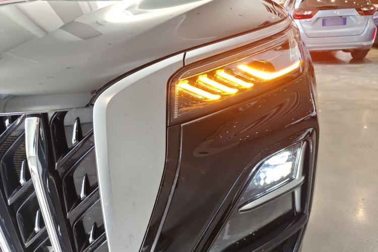 Used Hongqi HS5 2025 2.0T Two-Wheel Drive 600 000-Vehicle Commemorative Edition Left Front Headlight