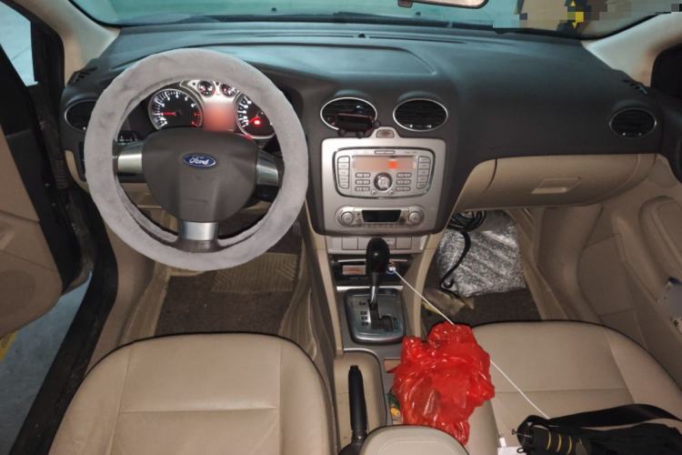 Used Ford Focus 2013 Sedan Classic 1.8L Automatic Fashion Edition Center Console