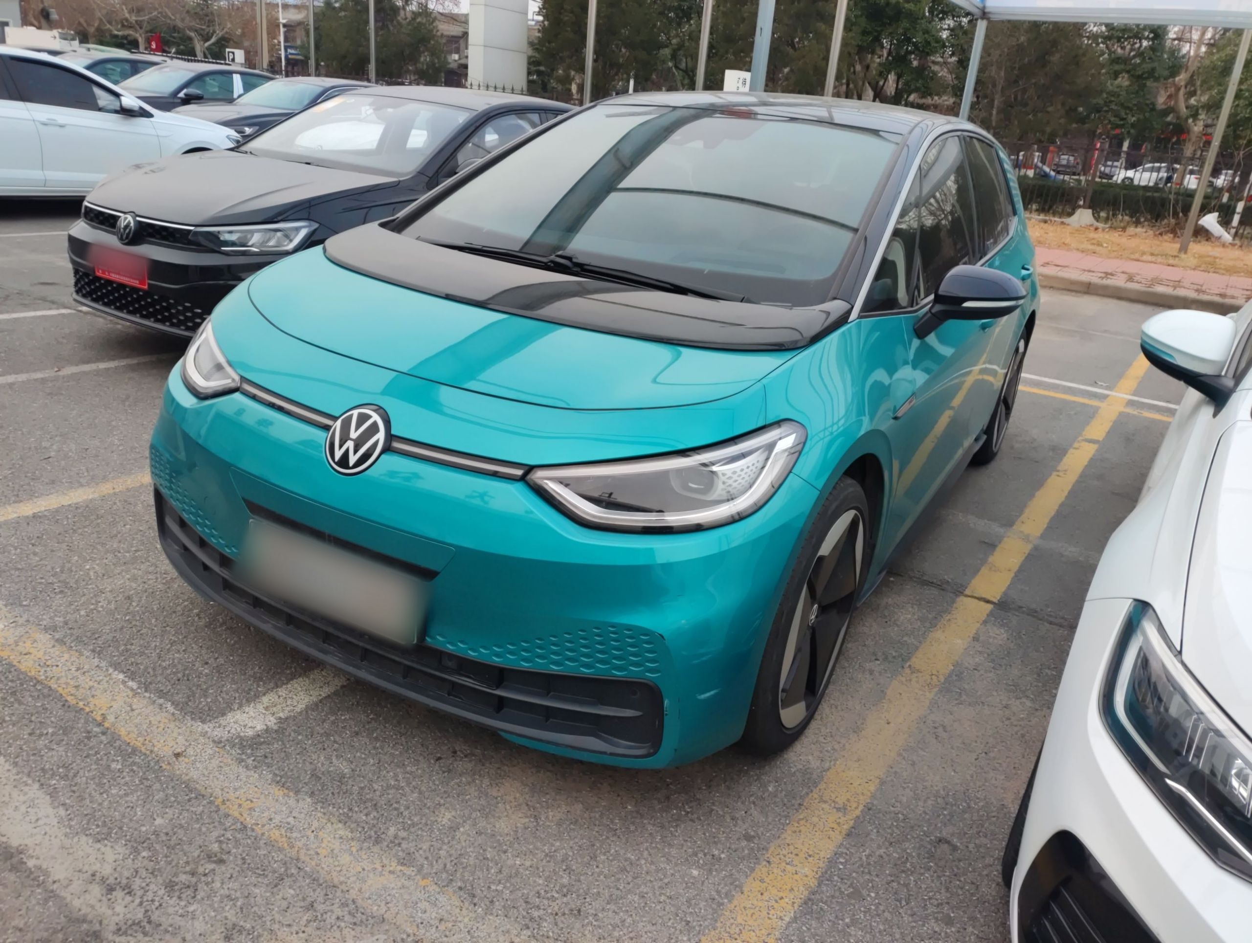 Под передней частью автомобиля