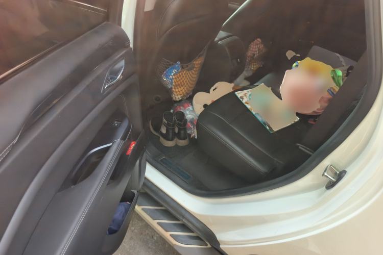 Used Cadillac SRX 2015 3.0L Comfort Version Left Rear Seat