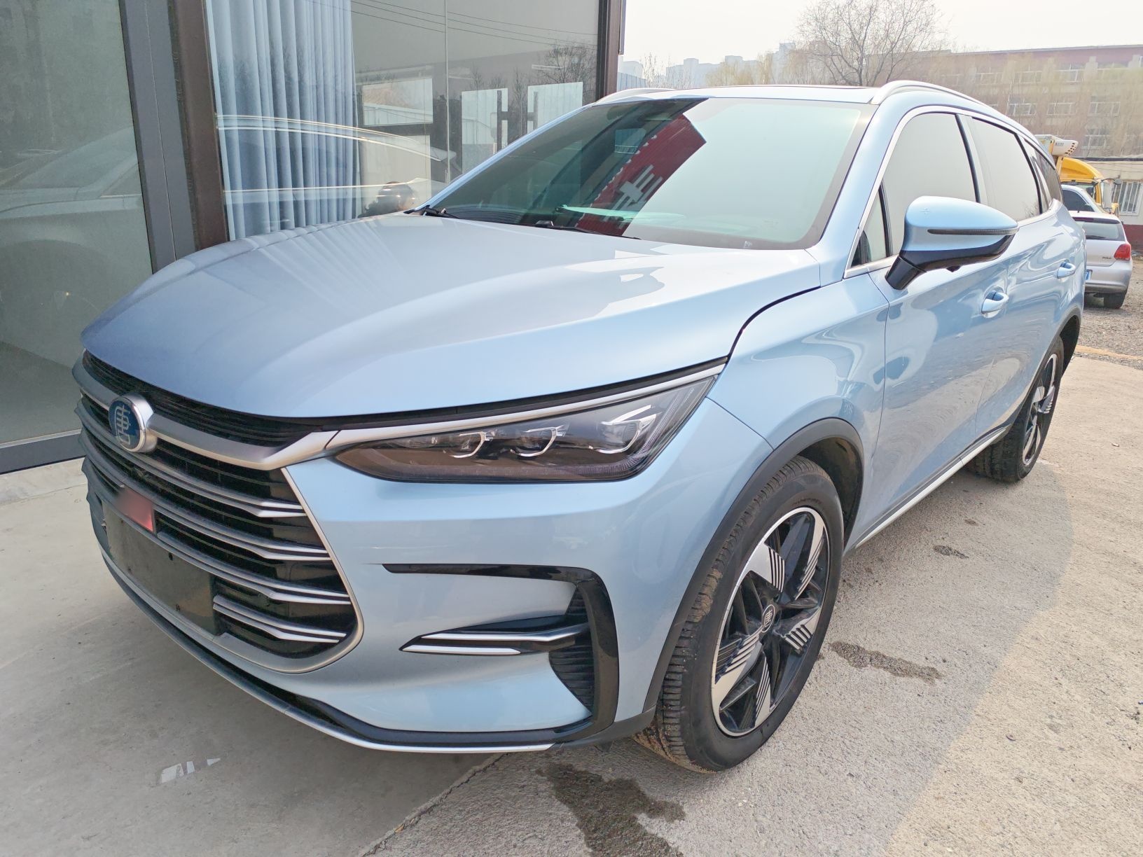 Под передней частью автомобиля