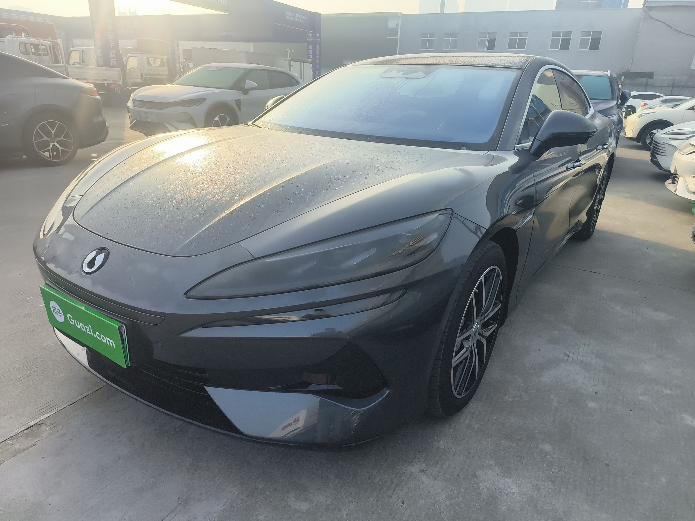 Под передней частью автомобиля