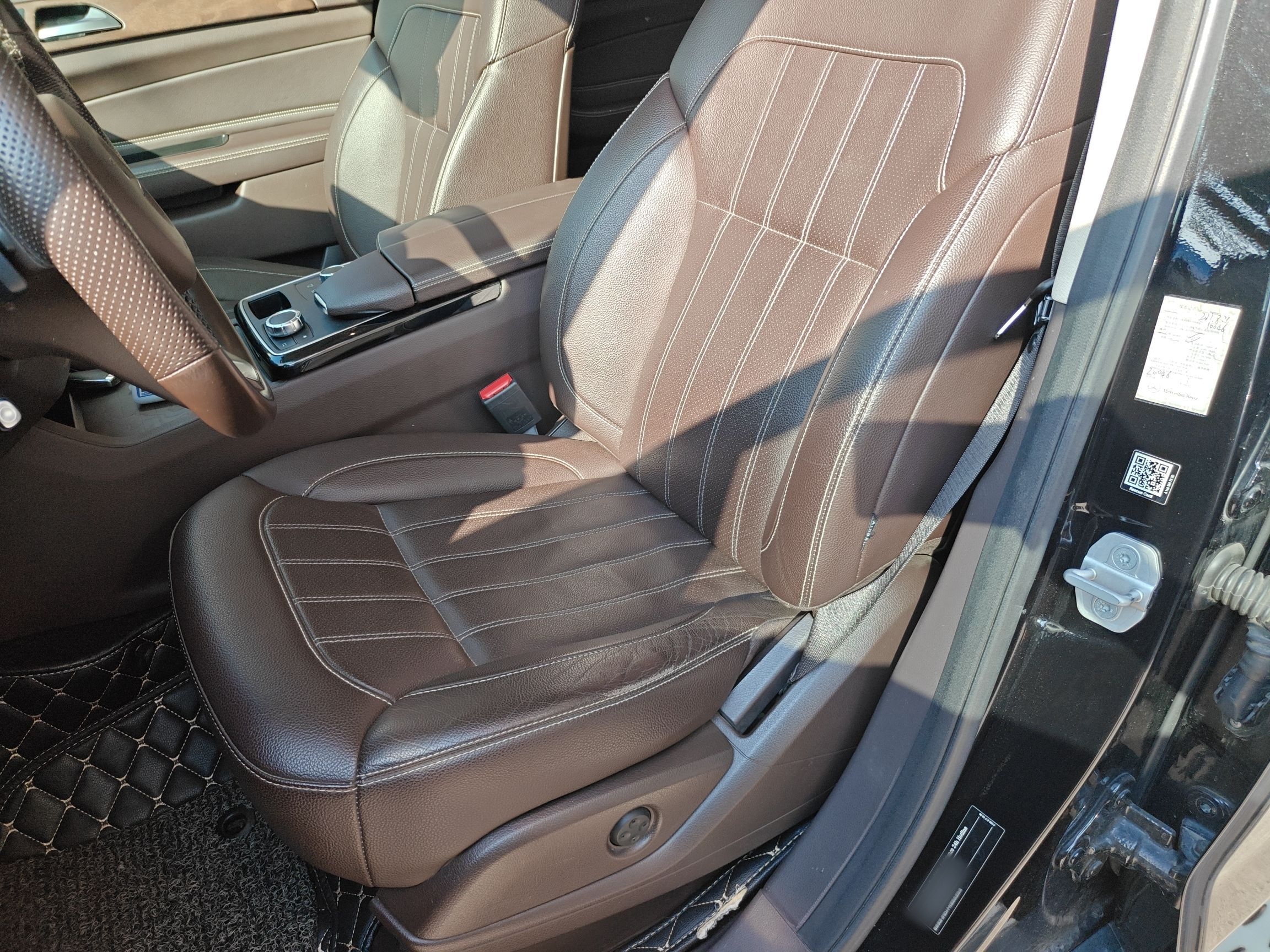 Переднее сиденье в автомобиле