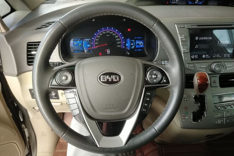 Used BYD M6 2015 2.4L Automatic Prestige Edition
