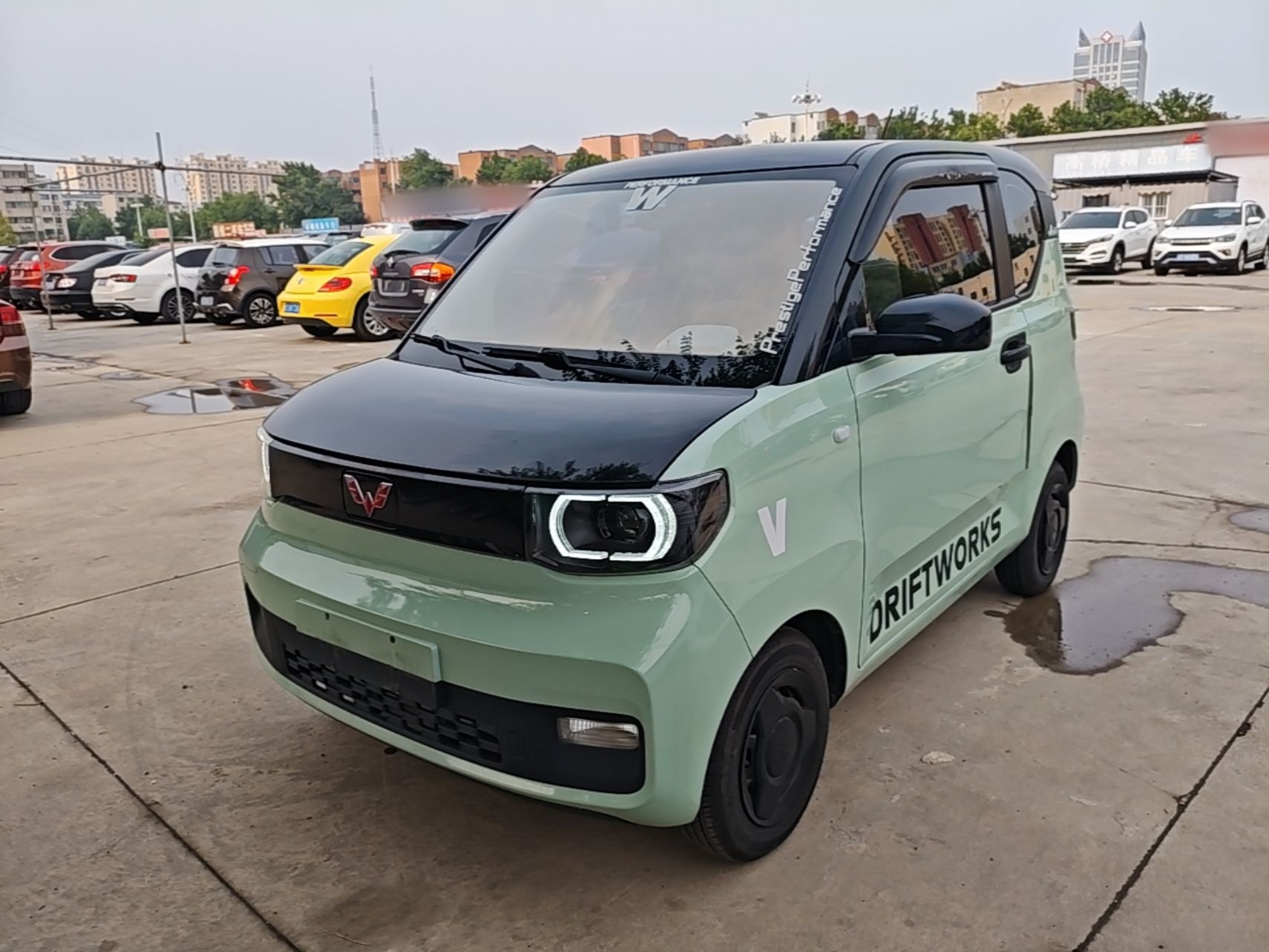 Под передней частью автомобиля