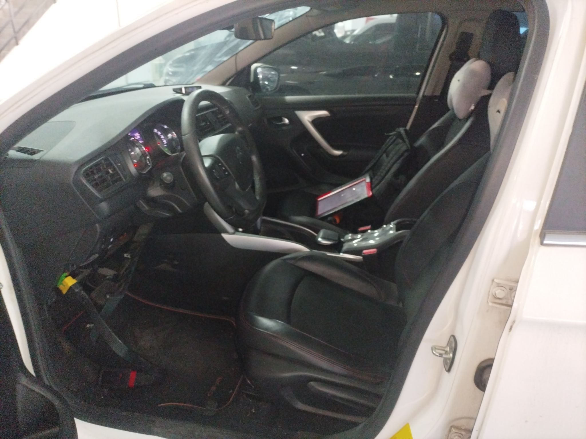 Переднее сиденье в автомобиле