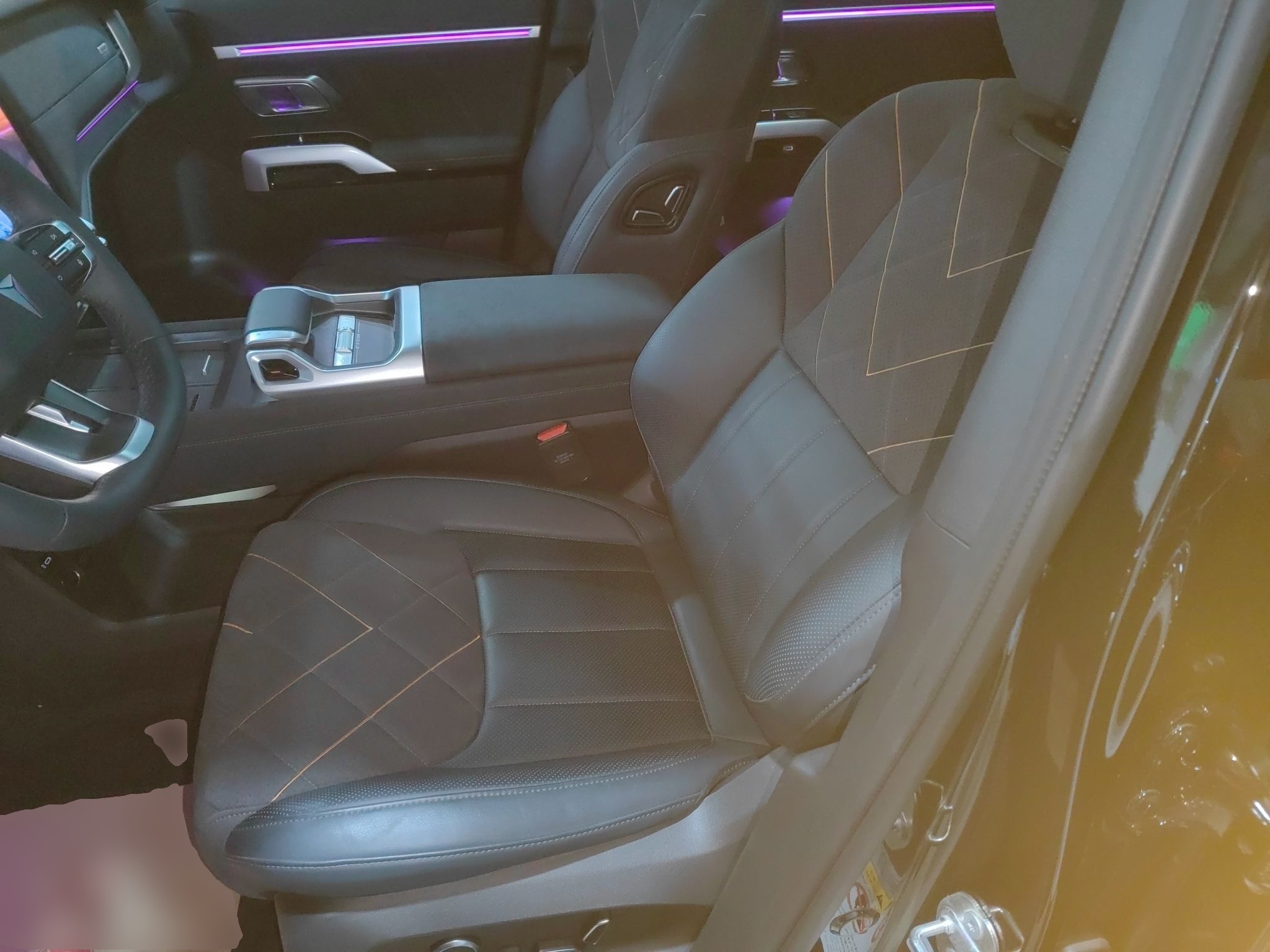 المقاعد الأمامية داخل السيارة