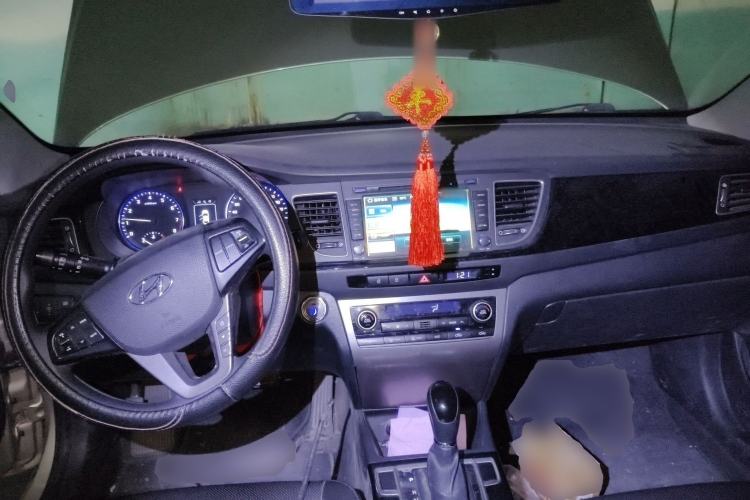 Used Hyundai Mistra 2014 1.8L Automatic Smart GLS Center Console