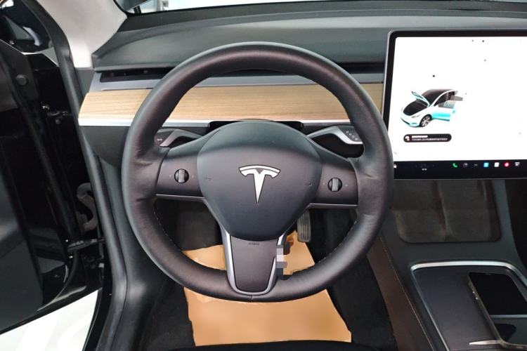 Used Tesla Model Y 2021 Standard Range Rear-Wheel Drive Version Steering Wheel