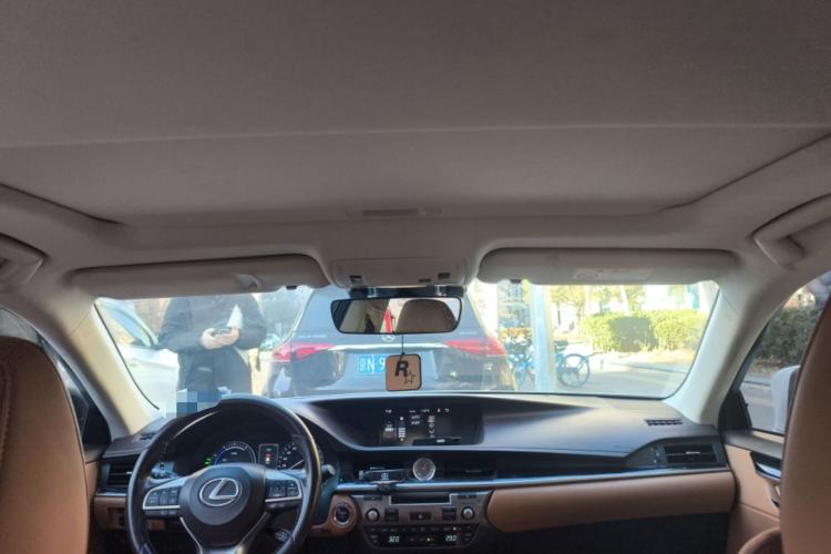 Used Lexus ES 2015 300h Comfort Edition
