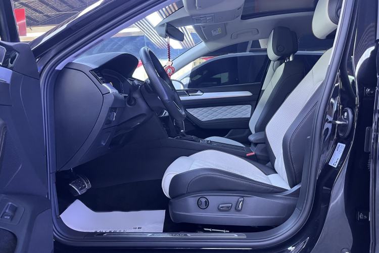 Used Volkswagen Magotan 2024 2 Million Units Zhongxiang Version 330TSI DSG Luxury Edition