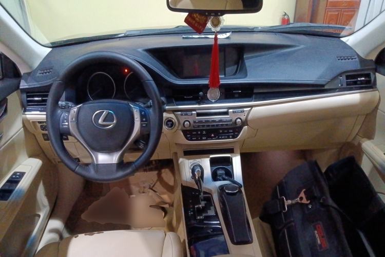 Used Lexus ES 2013 300h Elite Edition