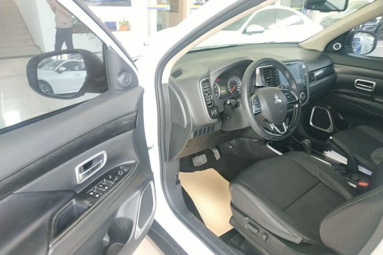 Used Mitsubishi Outlander 2018 2.0L Two-Wheel-Drive Jiale Edition 7-Seater
