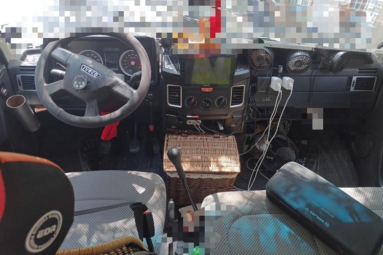 Used Iveco Daily 2022 2.5T A37 M1 Passenger Van 5-9 Seats Long Wheelbase Mid-Roof Design Dual Tires Side Sliding Doors