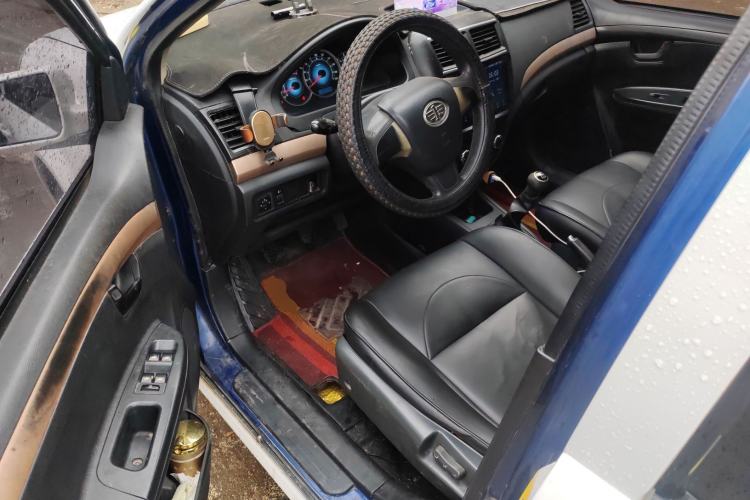 Used FAW Weizhi V5 2012 1.5L Manual Entry-Level Trim