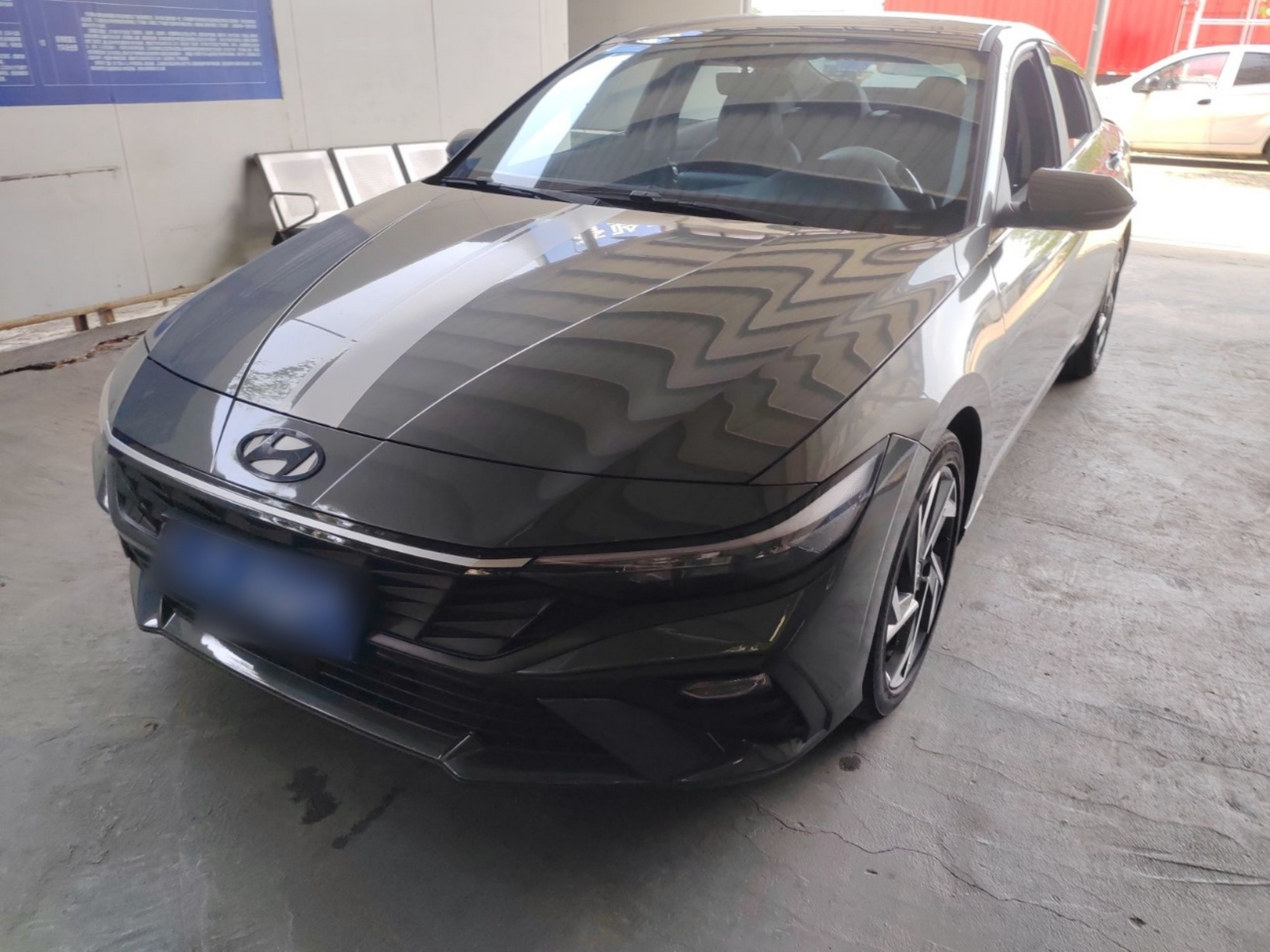 Под передней частью автомобиля