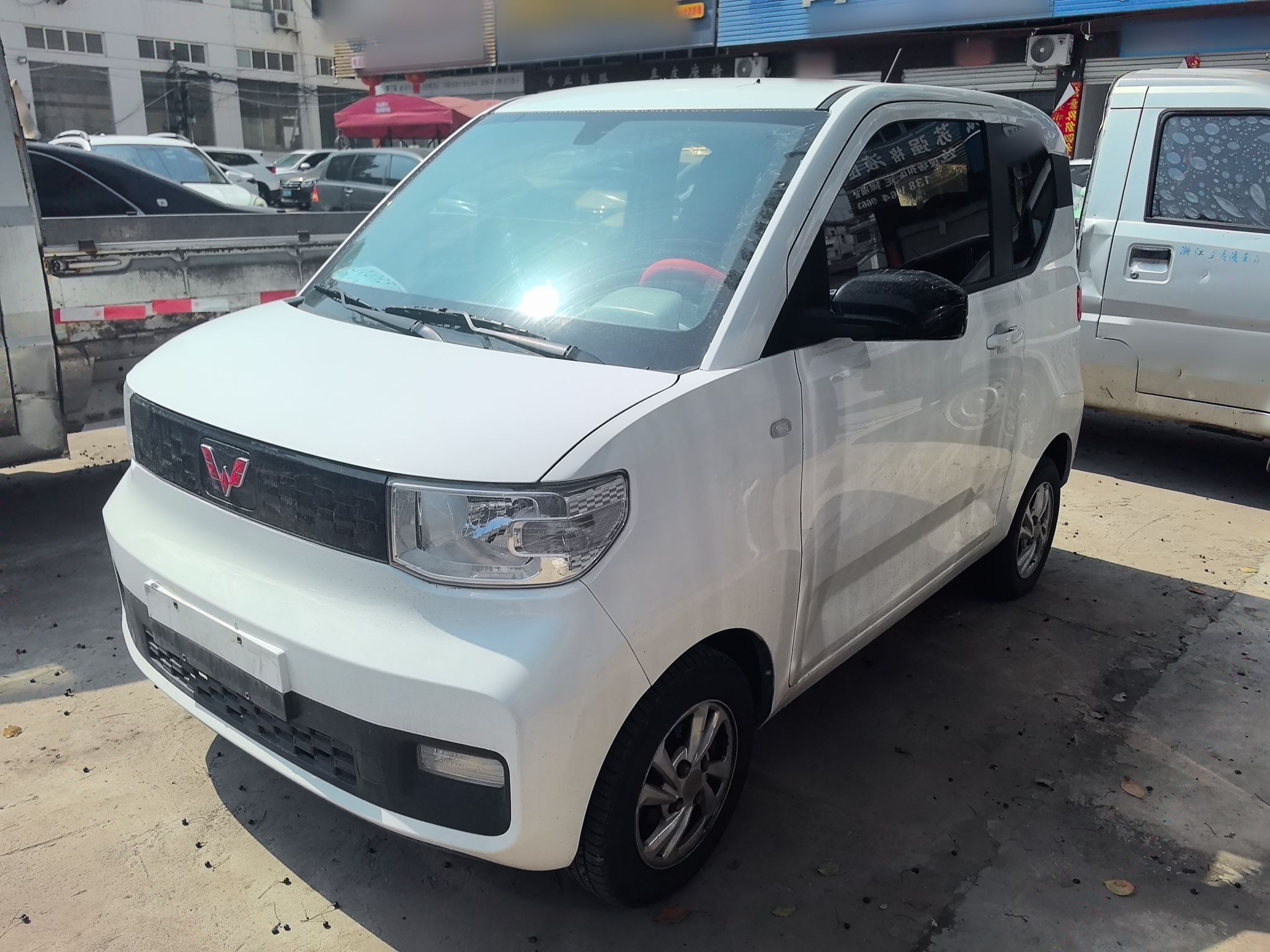 تحت مقدمة السيارة