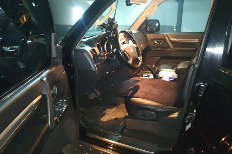 Used Mitsubishi Pajero 2015 3.0L Automatic Luxury Version China V Standard Driver Seat