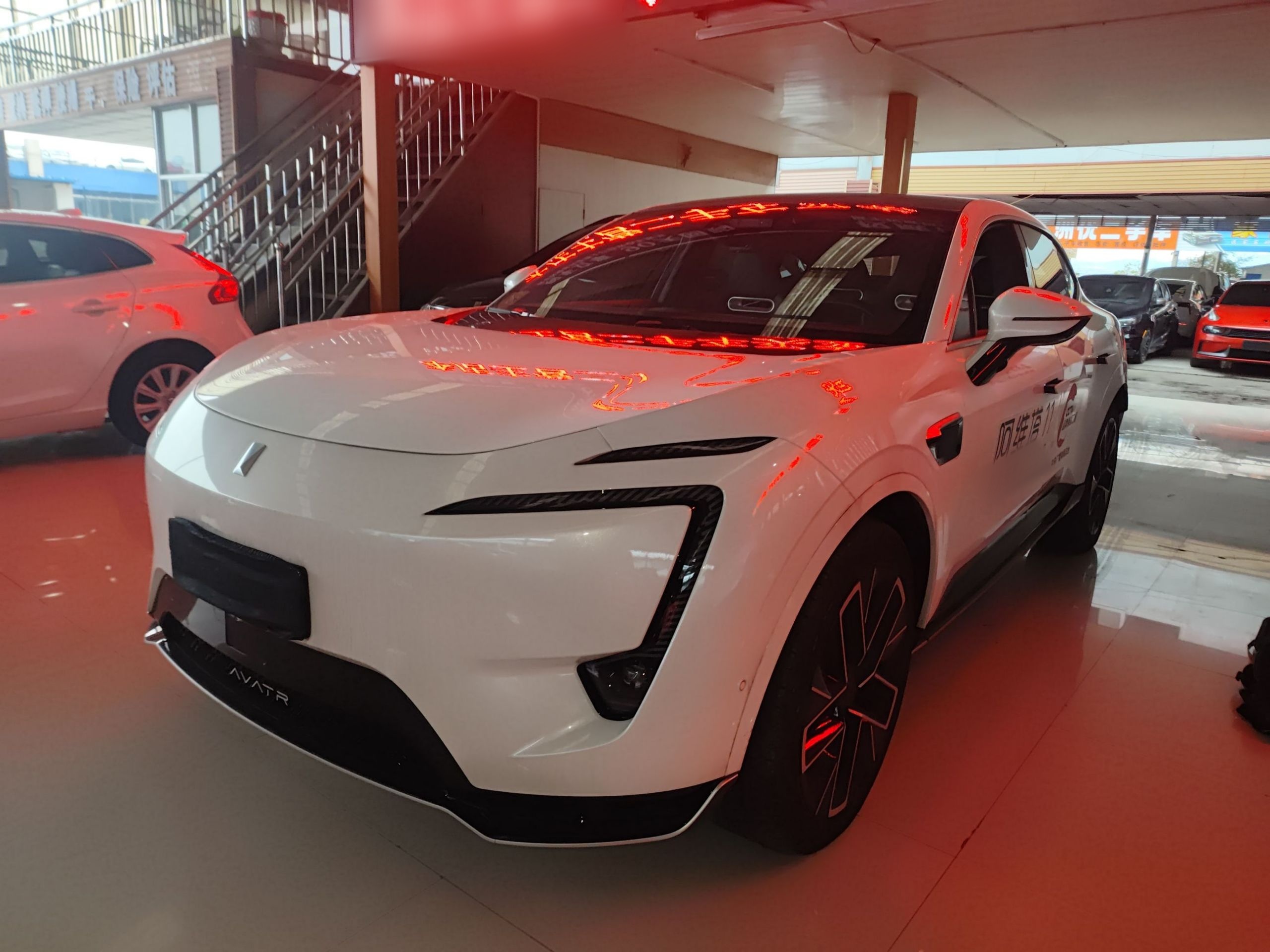 Под передней частью автомобиля