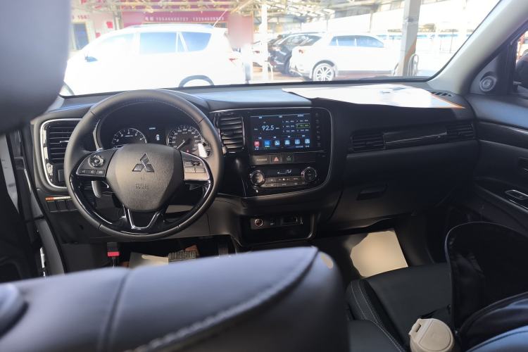 Used Mitsubishi Outlander 2019 2.4L 4x4 Zhi Xiang Edition 5 Seats China VI Standard
