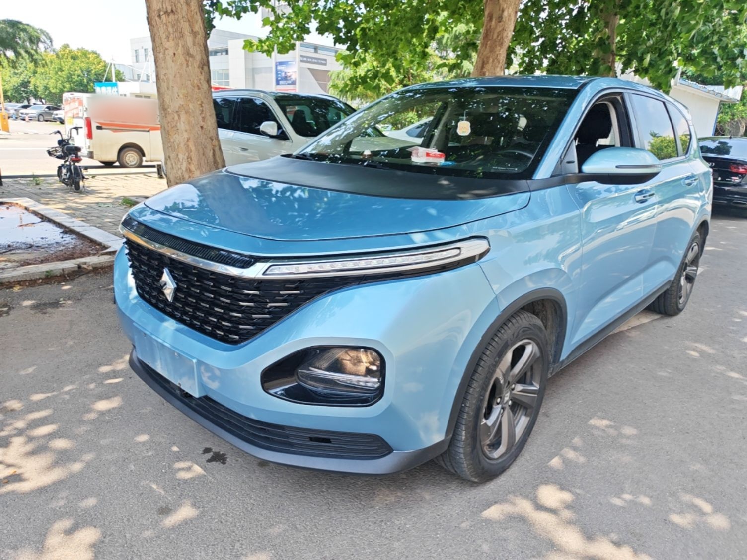 Под передней частью автомобиля