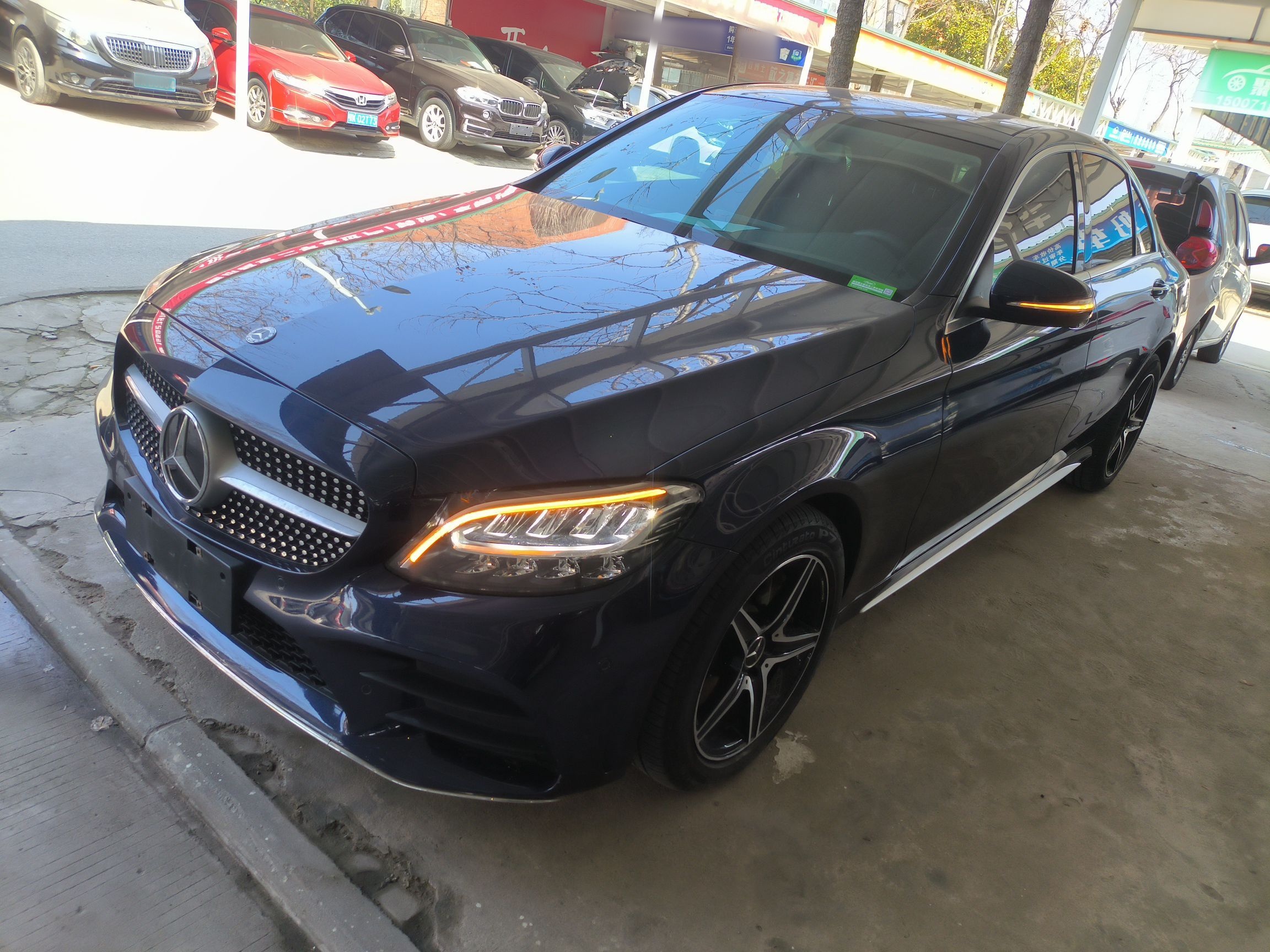 Под передней частью автомобиля